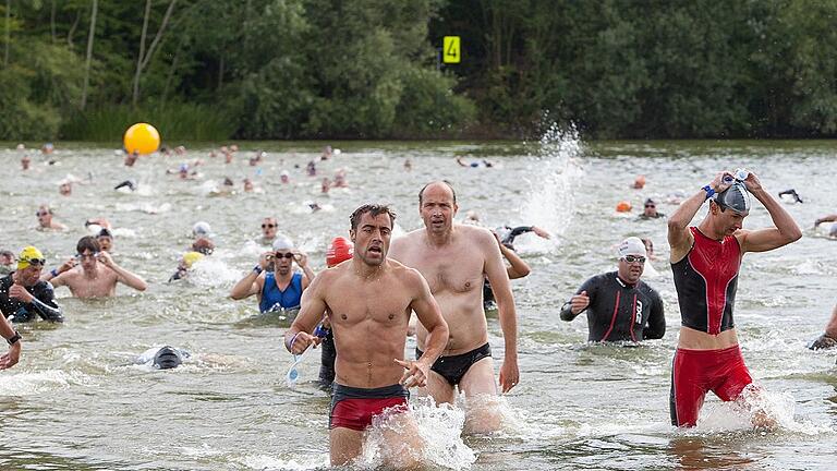 Und auch heuer muss der eine oder andere Kilometer im Wasser zurückgelegt werden. Unser Bild zeigt eine Szene des Erlabrunner Triathlons aus dem Jahr 2012. Archivfoto: Christoph Weiß Und auch heuer muss der eine oder andere Kilometer im Wasser zurückgelegt werden. Unser Bild zeigt eine Szene des Erlabrunner Triathlons aus dem Jahr 2012. Archivfoto: Christoph Weiß