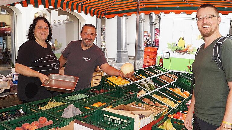 Der Iphöfer Manuel Schmitt holt sich Obst bei Marcella und Michele Gentile auf dem Grünen Markt in Kitzingen. „Es schmeckt einfach um Welten besser als das Obst aus dem Supermarkt“, findet er. Fotos: Daniela Röllingr Der Iphöfer Manuel Schmitt holt sich Obst bei Marcella und Michele Gentile auf dem Grünen Markt in Kitzingen. „Es schmeckt einfach um Welten besser als das Obst aus dem Supermarkt“, findet er. Fotos: Daniela Röllingr