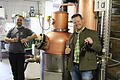 Brenner Andreas Staab (links) und Brauer Manuel Müller haben sich für einen Hopfen-Gin zusammengetan. Dieser wird in alten Keilerbierflaschen angeboten.&nbsp;