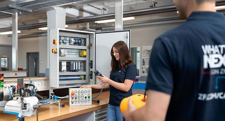 Bei ZF in Schweinfurt ist in Zusammenarbeit mit der Hochschule Würzburg-Schweinfurt ein duales Studium möglich (Symbolbild). Bei ZF in Schweinfurt ist in Zusammenarbeit mit der Hochschule Würzburg-Schweinfurt ein duales Studium möglich (Symbolbild).
