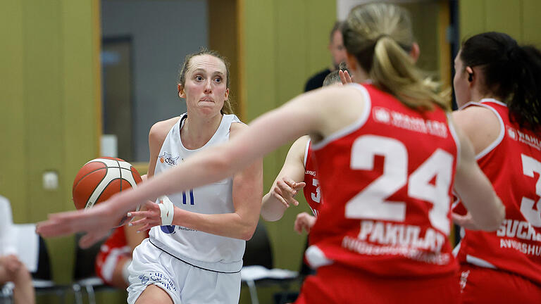 Für Jessica Hanson (mit Ball) war es wohl das letzte Spiel im Trikot der Qool Sharks Würzburg. Gegen die Rotenburger Übermacht konnte sich Hanson mit ihrem Team nicht durchsetzen. Für Jessica Hanson (mit Ball) war es wohl das letzte Spiel im Trikot der Qool Sharks Würzburg. Gegen die Rotenburger Übermacht konnte sich Hanson mit ihrem Team nicht durchsetzen.