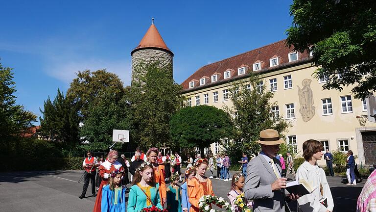 Tanzmädchen der Heimatspielgemeinde trugen bei der Schwedenprozession Blumenkränze.Heike Beudert       -  Tanzmädchen der Heimatspielgemeinde trugen bei der Schwedenprozession Blumenkränze.Heike Beudert