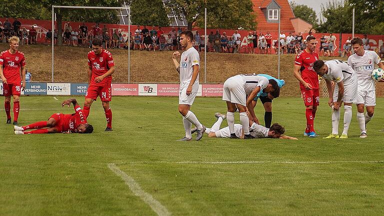 Dieses Bild ist alles andere als symptomatisch für das überaus faire Spiel: Mike Dellinger (links) und Moritz Hannemann liegen am Boden.