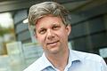 Traut den Menschen mehr Eigenverantwortung zu und setzt selbst in vollen Bussen weiterhin eine Maske auf: Virologe Prof. Lars Dölken von der Universität Würzburg.