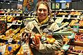 Gut auswählen aus der Vielfalt: Auch im Supermarkt findet man regionale, saisonale und meistens auch unverpackte Lebensmittel, zeigt Maike Hamacher, Projektmanagerin der Ökomodellregion Rhön-Grabfeld.