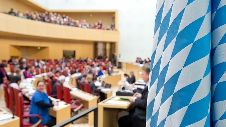 KINA - Politiker sollen gerecht handeln.jpeg       -  Am 8. Oktober findet die Landtagswahl 2023 in Bayern statt. Die wichtigsten Punkte aus dem Die Linke-Wahlprogramm finden Sie in diesem Artikel.