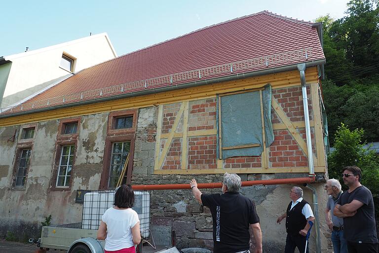 Architekt Karl Gruber (Zweiter von links) erläuterte die Sanierungsarbeiten an der Synagoge Laudenbach.