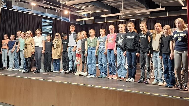 Theater-AG des Lohrer Gymnasiums beim verdienten Schlussapplaus.