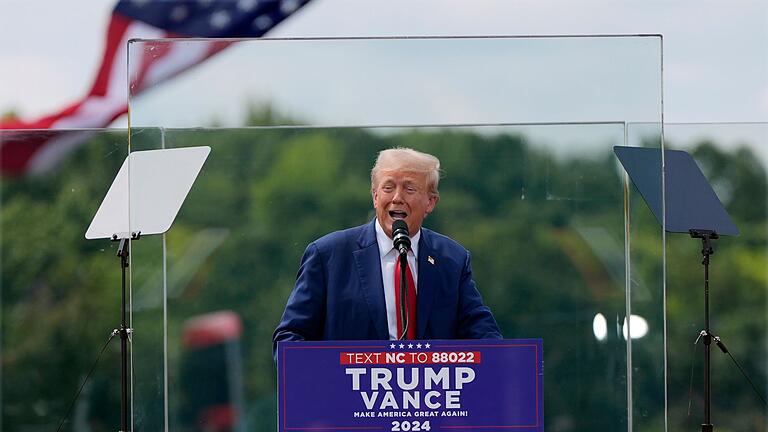 Wahlkampf in den USA - Trump - Trump machte in North Carolina erstmals wieder Wahlkampf unter freiem Himmel seit dem Attentat auf ihn im Juli. Wahlkampf in den USA - Trump - Trump machte in North Carolina erstmals wieder Wahlkampf unter freiem Himmel seit dem Attentat auf ihn im Juli.