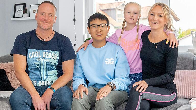 Der 17-jährige Jason Yan hat sich inzwischen gut eingelebt in seiner Burgläurer Gastfamilie. Das Foto zeigt ihn mit Thorsten und Fiona Sieben sowie Stefanie Heyne-Sieben.