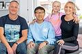 Der 17-jährige Jason Yan hat sich inzwischen gut eingelebt in seiner Burgläurer Gastfamilie. Das Foto zeigt ihn mit Thorsten und Fiona Sieben sowie Stefanie Heyne-Sieben.