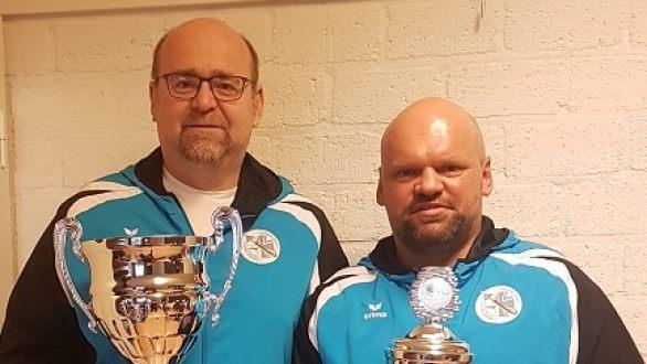 Zwei Trainer, zwei Pokale: die Hammelburger Dietmar Gleisle (links) und Frank Otter.privat       -  Zwei Trainer, zwei Pokale: die Hammelburger Dietmar Gleisle (links) und Frank Otter.privat