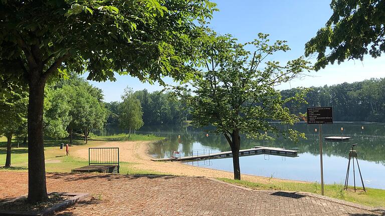 Der Naturbadesee in Grafenrheinfeld. Der Naturbadesee in Grafenrheinfeld.