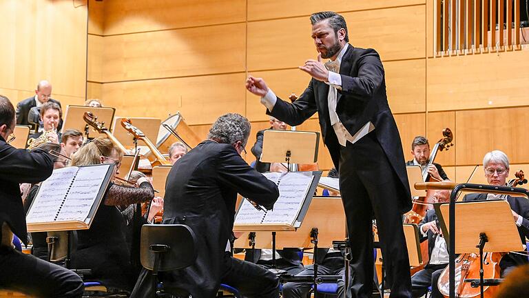 Würzburgs Philharmoniker unter Enrico Calesso spielen spätestens seit der 'Götterdämmerung' 2019 in allen Gruppen auf beglückend hohem Niveau.