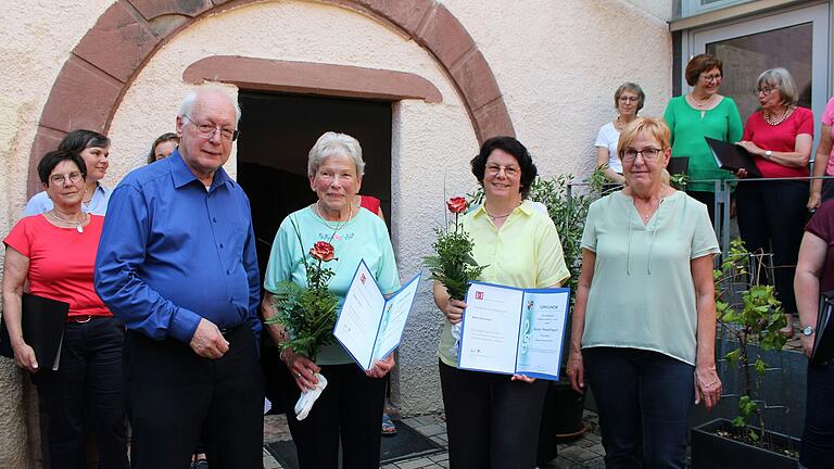 Ehrungen wurden für 25 Jahre Sangestätigkeit ausgesprochen. Das Bild zeigt (von links) Wolfgang Runge, Präsident des Sängerbundes Badisch-Franken, Waltraud Albert, Beate Hautzinger und Gerda Winzig, Vorsitzende des Frauenchors „Offener Singtreff e.V.“ aus Tauberbischofsheim.