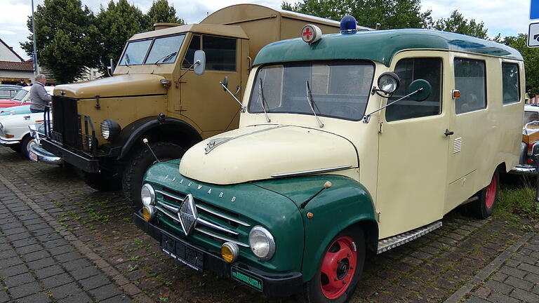 Dieser Krankenwagen war mal bei der Bundeswehr im Einsatz. Den ehemalige Bundeswehr-Kommandowagen dahinter hat Stephan Schnaus zum Wohnmobil umgebaut.