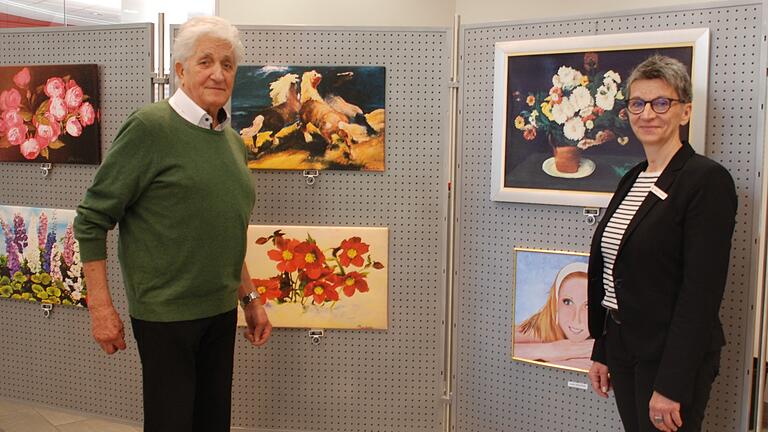 Marion Frischholz, Leiterin Beratungscenter der Sparkasse Mainfranken in Ochsenfurt, eröffnete gemeinsam mit dem Maler Peter Mannheim die Ausstellung in der Sparkasse.