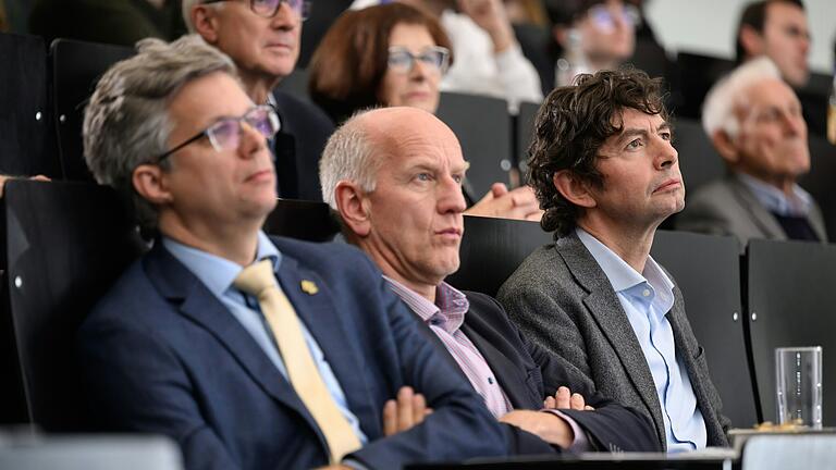 Christian Drosten (rechts) als interessierter Zuhörer beim Festakt an der Würzburger Uniklinik mit Lars Dölken (links), Leiter des Instituts für Virologie, und Ulf Dittmer, Präsident der Gesellschaft für Virologie. Christian Drosten (rechts) als interessierter Zuhörer beim Festakt an der Würzburger Uniklinik mit Lars Dölken (links), Leiter des Instituts für Virologie, und Ulf Dittmer, Präsident der Gesellschaft für Virologie.