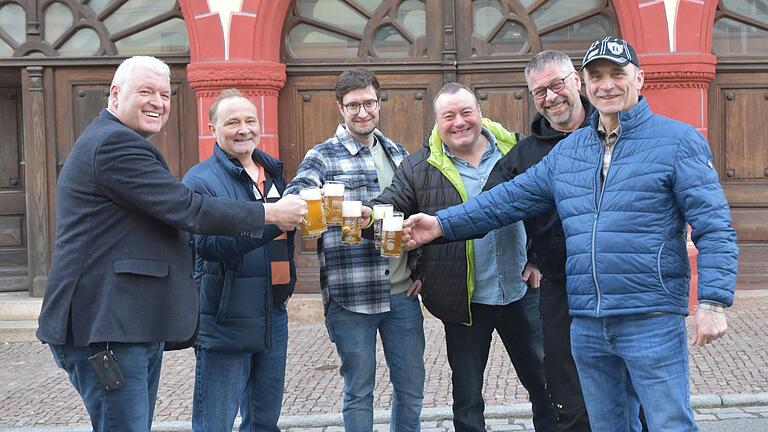 Auf viele Besucherinnen und Besucher beim Genussfestival freuen sich (von links): Bürgermeister Jürgen Hennemann, die Vertreter der Brauereien Gunther Hartleb, Max Göller, Helmut Bayer und die Kommunenbrauer Stefan Heinisch und Berthold Geuß aus Dörflis. Auf viele Besucherinnen und Besucher beim Genussfestival freuen sich (von links): Bürgermeister Jürgen Hennemann, die Vertreter der Brauereien Gunther Hartleb, Max Göller, Helmut Bayer und die Kommunenbrauer Stefan Heinisch und Berthold Geuß aus Dörflis.