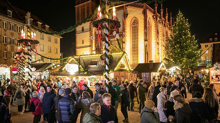 Zahlreiche Menschen besuchen den Würzburger Weihnachtsmarkt in der Innenstadt.