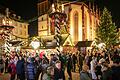 Zahlreiche Menschen besuchen den Würzburger Weihnachtsmarkt in der Innenstadt.