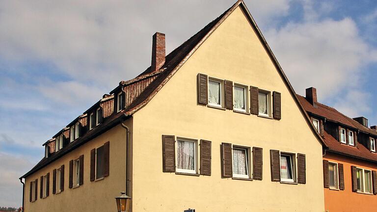 An Stelle dieses Hauses soll ein neues Wohn- und Ärztehaus entstehen. Der Marktgemeinderat wollte eigentlich der Baugenehmigung zustimmen, hat die Entscheidung jedoch verschoben. - An Stelle dieses Hauses soll ein neues Wohn- und Ärztehaus entstehen. Der Marktgemeinderat wollte eigentlich der Baugenehmigung zustimmen, hat die Entscheidung jedoch verschoben. An Stelle dieses Hauses soll ein neues Wohn- und Ärztehaus entstehen. Der Marktgemeinderat wollte eigentlich der Baugenehmigung zustimmen, hat die Entscheidung jedoch verschoben. - An Stelle dieses Hauses soll ein neues Wohn- und Ärztehaus entstehen. Der Marktgemeinderat wollte eigentlich der Baugenehmigung zustimmen, hat die Entscheidung jedoch verschoben.