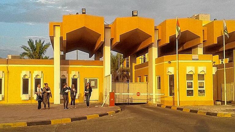 Gut bewacht: Das Eingangstor der United Arab Emirates University. Gut bewacht: Das Eingangstor der United Arab Emirates University.
