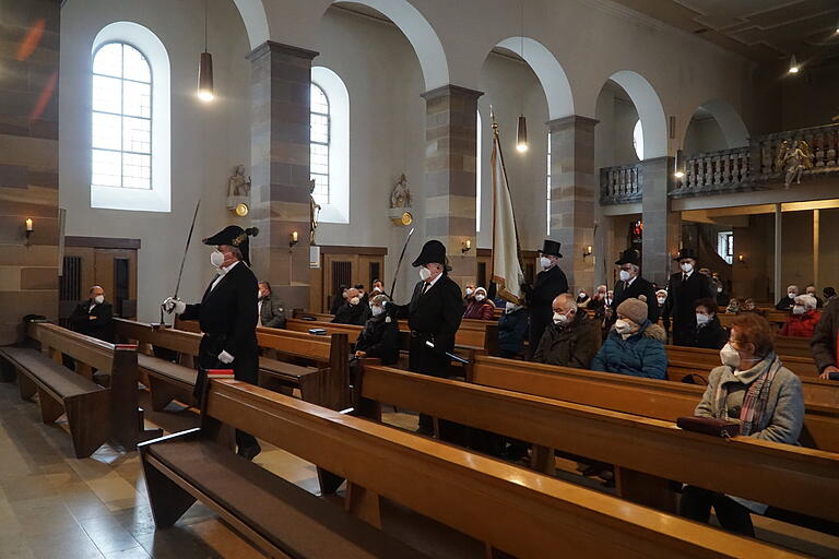 Unter Blasmusikbegleitung vom Band zogen die fünf Vertreter der Bürgerwehr feierlich in die Kirche ein.