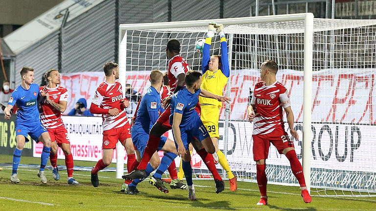 Der Anfang vom Ende:&nbsp; Denis Thomalla (1.FC Heidenheim, 3. v. re.) erzielt den Führungstreffer für die Gäste. Douglas Franco Teixeira (4.v.re.), Christian Strohdiek (3.v.li.), Rolf Feltscher (2.v.li.) und Arne Feick (re., alle FC Würzburger Kickers) können nur zugucken.