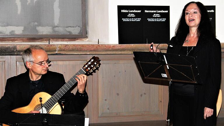 Peter Kuhz und Esther Lorenz beeindruckten bei ihrem Konzert in der früheren Synagoge von Urspringen.