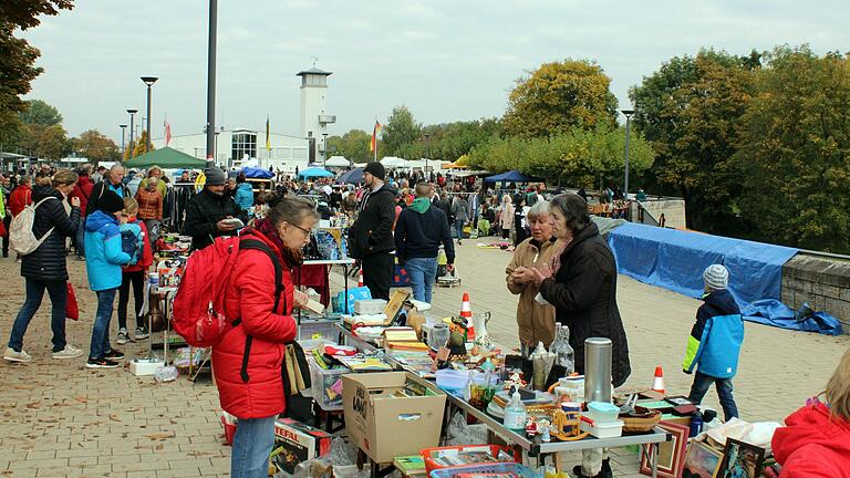 Auf dem Flohmarkt wechselte manche Rarität den Besitzer.