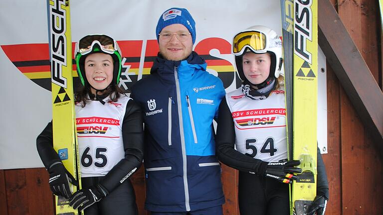 Strahlende Gesichter nach einem schönen Wettkampf:
Trainer Maximilian Lange mit Janis Kansog (WSV Oberweißenbrunn, links) und Anna Chlebowy (RWV Haselbach, rechts).