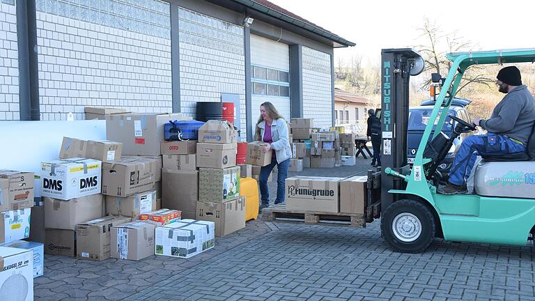 Eine unglaubliche Spendenbereitschaft zeigen Menschen aus der Region. Inzwischen stehen Initiatorin Silke Härter-Müller 24 Transporter und Kleinbusse – manche sogar noch mit Anhänger – sowie ein Lastwagen für den Transport bereit, der an diesem Freitag Gollmuthhausen verlässt.