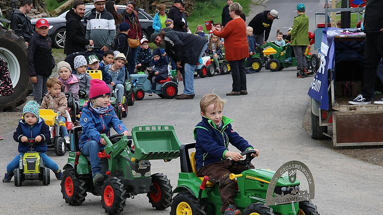 Auch der Nachwuchs hat viel Spaß beim Bulldogtreffen der Feuerwehr in Großwenkheim.       -  Auch der Nachwuchs hat viel Spaß beim Bulldogtreffen der Feuerwehr in Großwenkheim.