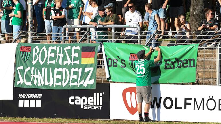 Eine neue Zaunfahne im Schweinfurter Sachs-Stadion: 'Joes Erben' huldigen dem Ex-Nullfünfer Johannes Bechmann.