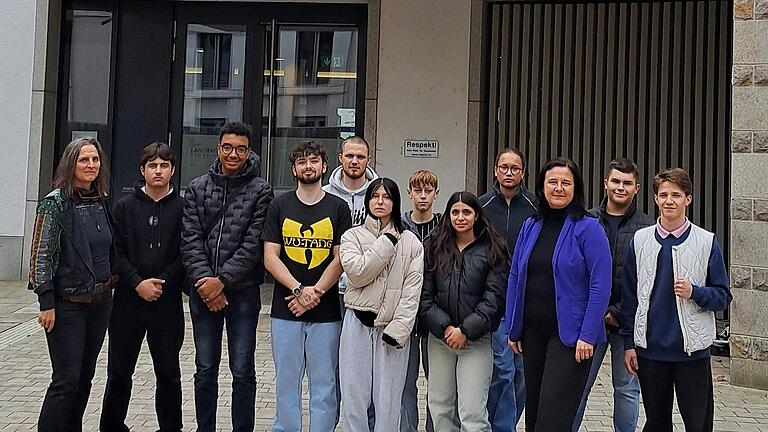 Schulrätin Nicole Schmitt und Freya Köchy im Bild mit Jonas Annan (Dritter von links), Jacob Barr (Vierter von links) und allen Schülersprechern der Mittelschulen in der Stadt und im Landkreis Schweinfurt.