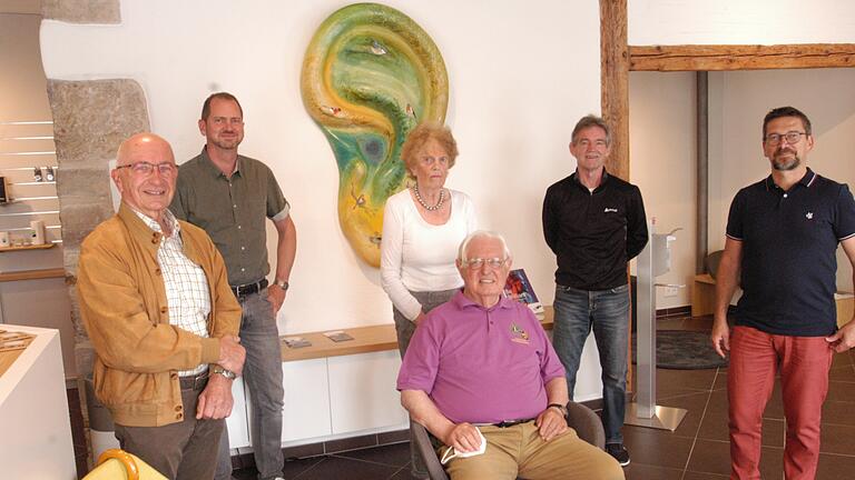 Start der Sammelaktion bei der Firma Schleelein: (von links) der designierte Bad Königshöfer Lions Club Präsident Wolfgang Schlegel, Heiko Fakesch, Gerd und Karin Kaßlert, Lions-Präsident Bernd Knahn und Erich Schleelein.