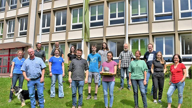 Der Arbeitskreis 'Quellen und Grundwasser' der Deutschen Gesellschaft für Limnologie e. V. hat in der Hessischen Verwaltungsstelle des Unesco-Biosphärenreservats Rhön getagt. Mit dabei: Stefan Zaenker (hinten, rechts), Janina Goldbach (Bayerische Verwaltung Biosphärenreservat, vorne Mitte) sowie Jonas Thielen und Joachim Walter (hinten, von links, Hessische Verwaltung Biosphärenreservat).  Foto: Anna-Lena Bieneck       -  Der Arbeitskreis 'Quellen und Grundwasser' der Deutschen Gesellschaft für Limnologie e. V. hat in der Hessischen Verwaltungsstelle des Unesco-Biosphärenreservats Rhön getagt. Mit dabei: Stefan Zaenker (hinten, rechts), Janina Goldbach (Bayerische Verwaltung Biosphärenreservat, vorne Mitte) sowie Jonas Thielen und Joachim Walter (hinten, von links, Hessische Verwaltung Biosphärenreservat).  Foto: Anna-Lena Bieneck