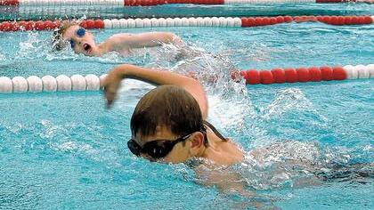 Super, wenn es so gut       -  Super, wenn es so gut klappt: Schwimmwettkämpfe sind für viele Kinder ein echtes Highlight. Doch die Sicherheit
im Schwimmunterricht an Grundschulen beschäftigt nach einem Unfall in Würzburg Eltern, Lehrer und Behörden
in Unterfranken.