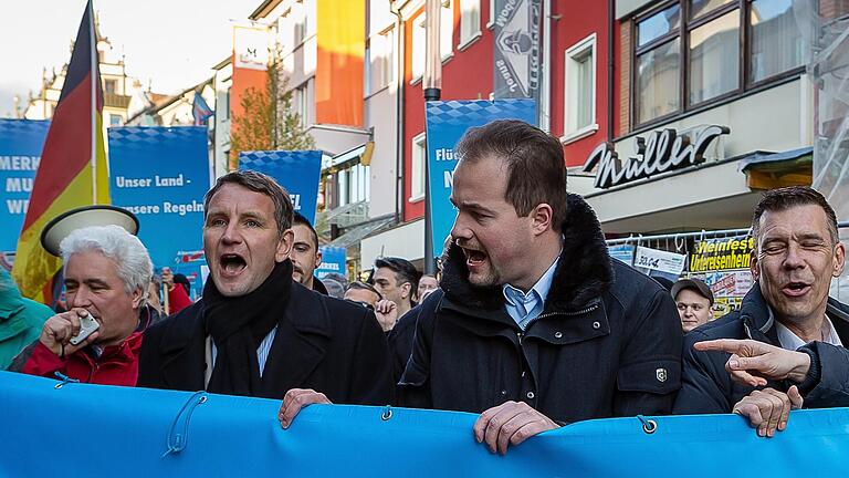 Seit an Seit bei einer Kundgebung der AfD in Schweinfurt im Jahr 2016: Christian Klingen (links) mit Björn Höcke, dem AfD-Chef in Thüringen (rechts daneben). Seit an Seit bei einer Kundgebung der AfD in Schweinfurt im Jahr 2016: Christian Klingen (links) mit Björn Höcke, dem AfD-Chef in Thüringen (rechts daneben).