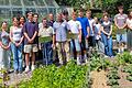 Die 15 P-Seminaristen des Gymnasiums Veitshöchheim sind sehr stolz auf ihr Projekt und das aktuell im Gemüseschaugarten der LWG aufblühende Beet, das sie gemeinsam mit ihren Freunden in Afrika mit den eigenen Händen und ohne großes Vorwissen bewerkstelligt haben. Abgebildet sind auch Schulleiter Dr. Bernhard Brunner (7. von links), Seminarleiterin Katharina Weikert (rechts) und von der LWG Hubert Siegler (7. von links) und Gottfried Röll (5. von links), die ihnen mit Rat und Tat zur Seite standen.