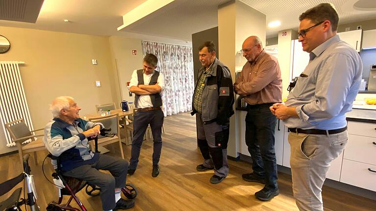Gab Einblick in das Leben in den neuen Hausgemeinschaften im Franziska-Streitel-Altenheim: Bewohner Reinhold Schmitt aus Eußenhausen (von links) im Gespräch mit Bürgermeister Michael Kraus sowie Gebhard Will, Wolfgang Stahl und André Reich vom städtischen Sozialausschuss. Gab Einblick in das Leben in den neuen Hausgemeinschaften im Franziska-Streitel-Altenheim: Bewohner Reinhold Schmitt aus Eußenhausen (von links) im Gespräch mit Bürgermeister Michael Kraus sowie Gebhard Will, Wolfgang Stahl und André Reich vom städtischen Sozialausschuss.
