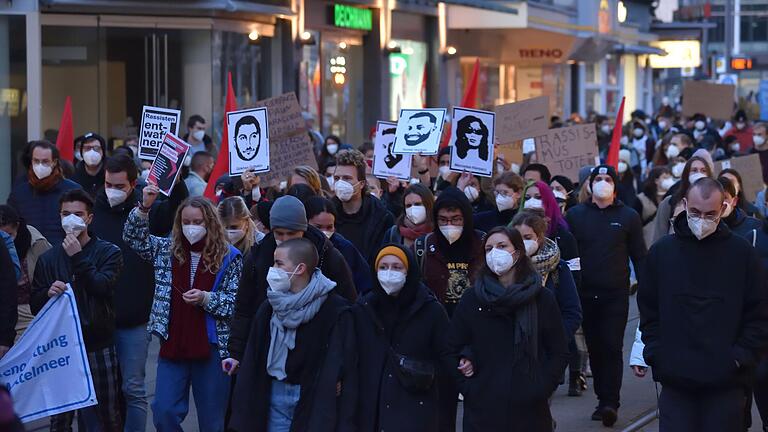 Mehrere hundert Menschen demonstrierten am Freitagabend in Würzburg im Gedenken an die Opfer des rassistischen Mordanschlags von Hanau vor einem Jahr. Mehrere hundert Menschen demonstrierten am Freitagabend in Würzburg im Gedenken an die Opfer des rassistischen Mordanschlags von Hanau vor einem Jahr.