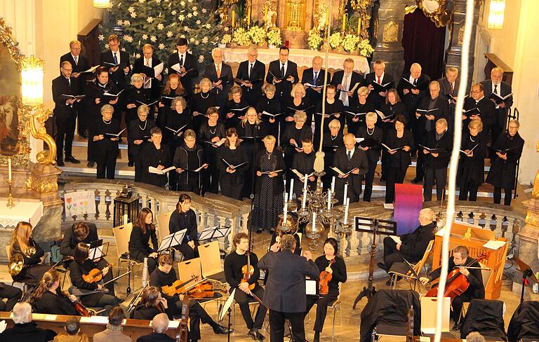 Der Projektchor des pastoralen Raums Gerolzhofen unter der Leitung von Kantor Karl-Heinz Sauer begeisterte beim traditionellen Weihnachtskonzert am vierten Adventssonntag im Steigerwalddom rund 350 Musikliebhaber. Der Projektchor des pastoralen Raums Gerolzhofen unter der Leitung von Kantor Karl-Heinz Sauer begeisterte beim traditionellen Weihnachtskonzert am vierten Adventssonntag im Steigerwalddom rund 350 Musikliebhaber.