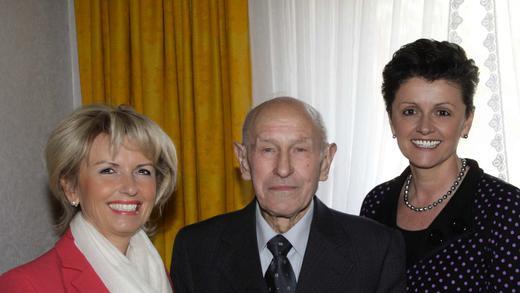Erich Müller aus Westheim feierte am Donnerstag seinen 95. Geburtstag. Zum Gratulieren kamen Landrätin Tamara Bischof (links) und Biebelrieds Bürgermeisterin Renate Zirndt. Erich Müller aus Westheim feierte am Donnerstag seinen 95. Geburtstag. Zum Gratulieren kamen Landrätin Tamara Bischof (links) und Biebelrieds Bürgermeisterin Renate Zirndt.