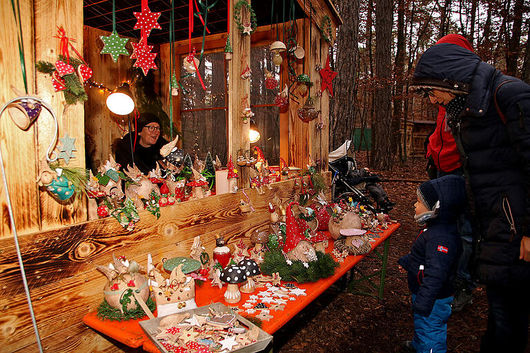 Weihnachtliche Angebote gab's an den Buden reichlich.