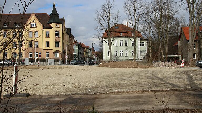 Freier Blick zum Falterturm: Seit die alte Realschule abgerissen ist, ergeben sich vom Schulzentrum aus neue Perspektiven. Das brachliegende Gelände beflügelt zudem die Fantasie.