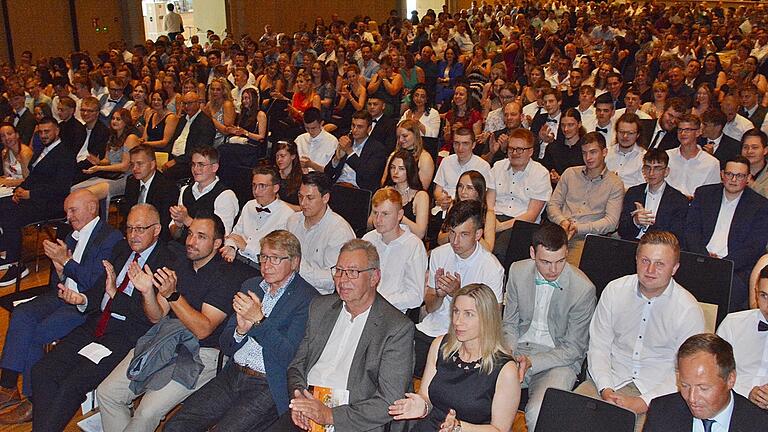 Bis auf den letzten Platz war die Stadthalle Bad Neustadt bei der Abschlussfeier der FOSBOS besetzt. 186 Abiturienten und Abiturientinnen erhielten ihre Abschlusszeugnisse.