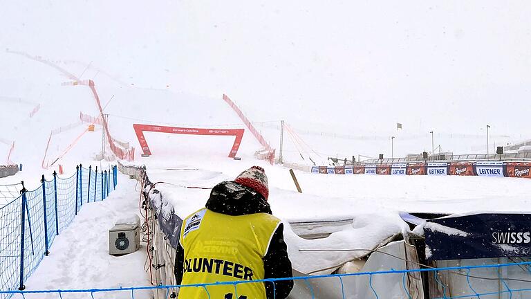 Weltcup-Absage.jpeg       -  Ein Volonteer arbeitet im Zielbereich der Abfahrt Zermatt-Cervinia.