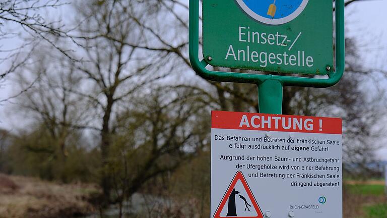 Warnschild statt Verbot: Auf der Saale im Landkreis Rhön-Grabfeld darf man auf eigene Gefahr Kanu fahren. Über en Verbot wie im Landkreis Bad Kissingen ist noch nicht entschieden.